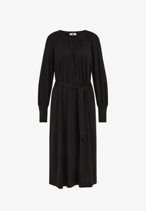 Fekete midi ruha hosszú ujjakkal, kerek nyakkivágással, gyűrt vállrészlettel és derékrészen eltávolítható övvel a testreszabható illeszkedésért.