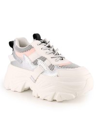 Zapatillas blancas gruesas con acentos de malla plateada y detalles en rosa. Presentan una suela texturizada y una tira negra en la parte trasera para facilitar su uso.