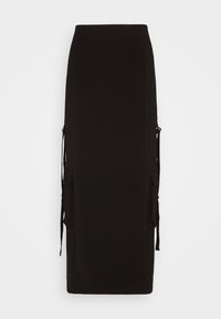 Jupe maxi noire avec une silhouette ajustée, en tissu lisse. Comprend des liens latéraux et des poches pour plus de détails. Design minimaliste.