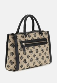 Beige látková kabelka s černým logem, koženými detaily, dvojitými uchy a vnější kapsou na zip. Upevněná konstrukce se zlatým kováním.