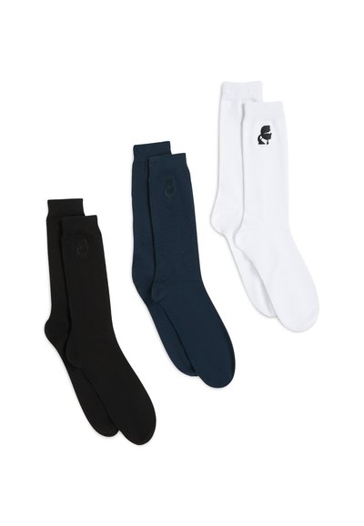 Ensemble de trois paires de chaussettes : noires, bleu marine et blanches. Mélange de coton, texture lisse, chaque paire présente un petit accent logo noir.