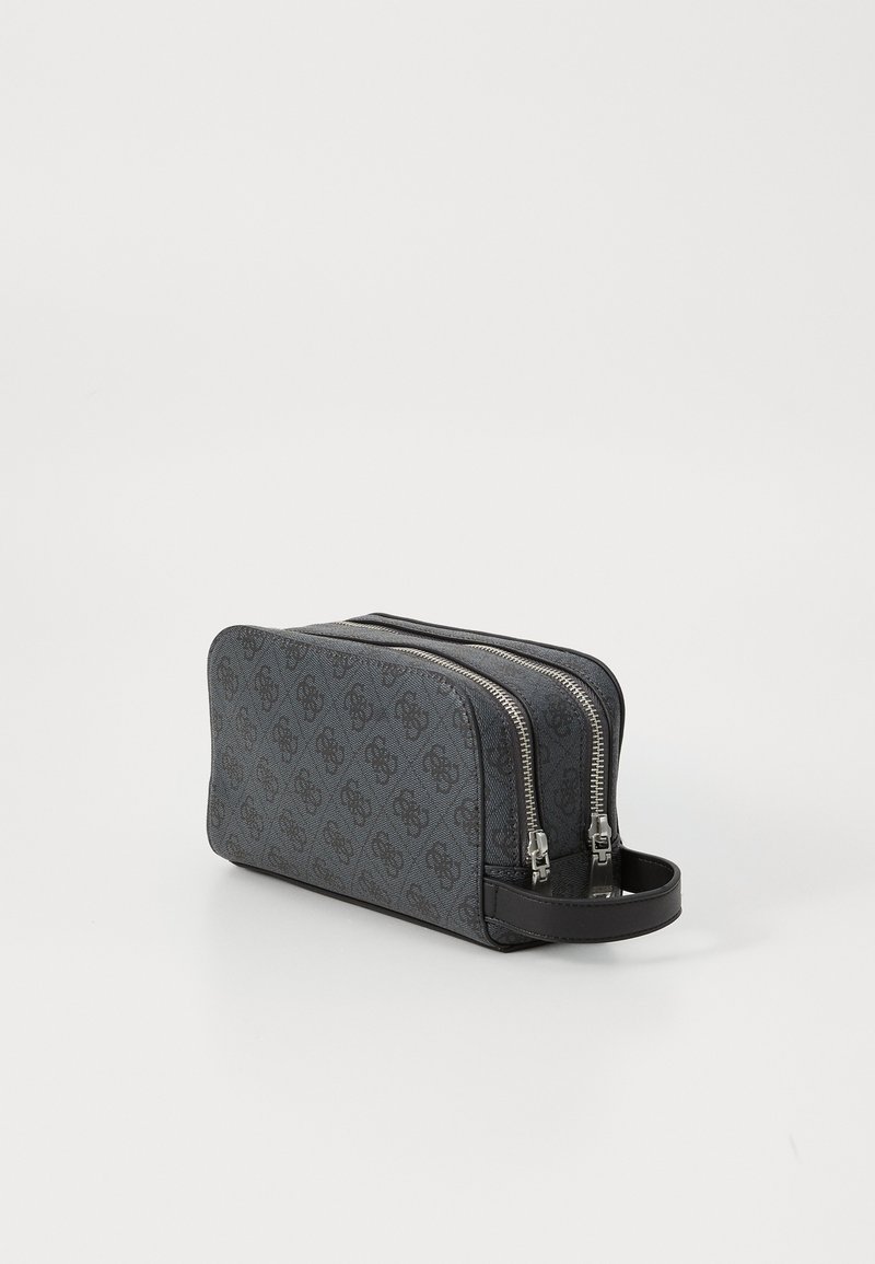 Bolso de cosméticos negro impreso con compartimentos de doble cremallera, forma rectangular, material texturizado y un asa lateral.