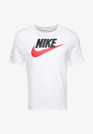 Hvid bomulds t-shirt med et stort sort "NIKE" logo og en rød swoosh. Kortærmet og rund hals design. Enkel, klassisk stil.
