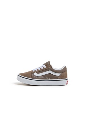 Brązowy niski sneaker z białymi sznurowadłami, białym falowanym paskiem po stronie i białą gumową podeszwą z czarną lamówką.