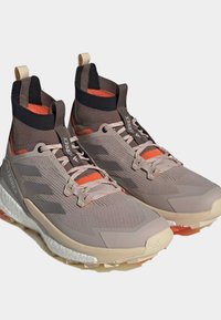 adidas Performance FREE HIKER 2.0 HIKING - Hikingschuh - taupe core black