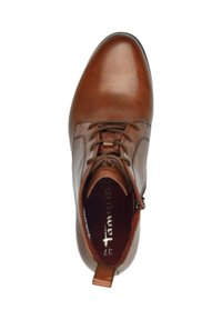 Scarpa in pelle marrone con finitura liscia, punta arrotondata, asole rinforzate e lacci. L'interno presenta un plantare con marchio e una fodera bordeaux.