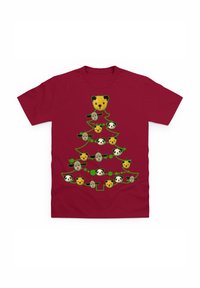 Rode T-shirt met een groene kerstboomontwerp, versierd met panda- en berenhoofdkralen, en steraccenten. Zachte textuur, casual pasvorm.