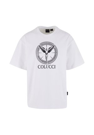 T-shirt blanc à manches courtes avec une inscription graphique noire d'une figure ailée à l'intérieur d'un cadre circulaire et le texte "COLUCCI" en bas au centre sur le devant.