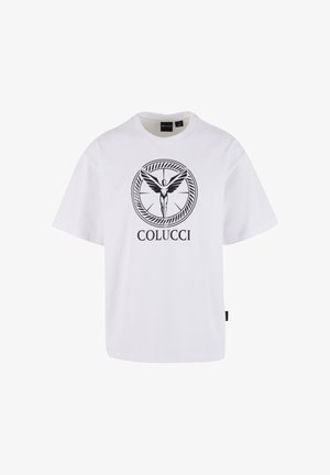 Weißes, kurzärmliges T-Shirt mit schwarzer Grafik einer geflügelten Figur in einem kreisförmigen Rahmen und dem Text "COLUCCI" darunter in der Mitte der Vorderseite.