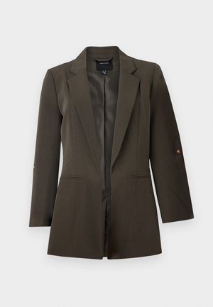 Khaki zöld szabott blézer kétnyílású gallérral, egygombos zárással és két elülső zsebbel, fehér háttér előtt bemutatva.