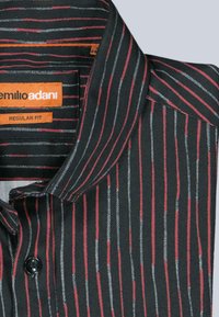 Schwarzes Hemd mit roten und grauen vertikalen Streifen, reguläre Passform, mit einem Button-Down-Kragen und einem einzelnen schwarzen Knopf am Hals.