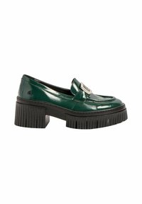 Mocasines de plataforma de cuero charol verde con puntera redondeada, costuras detalladas y una correa frontal prominente con hebilla plateada.
