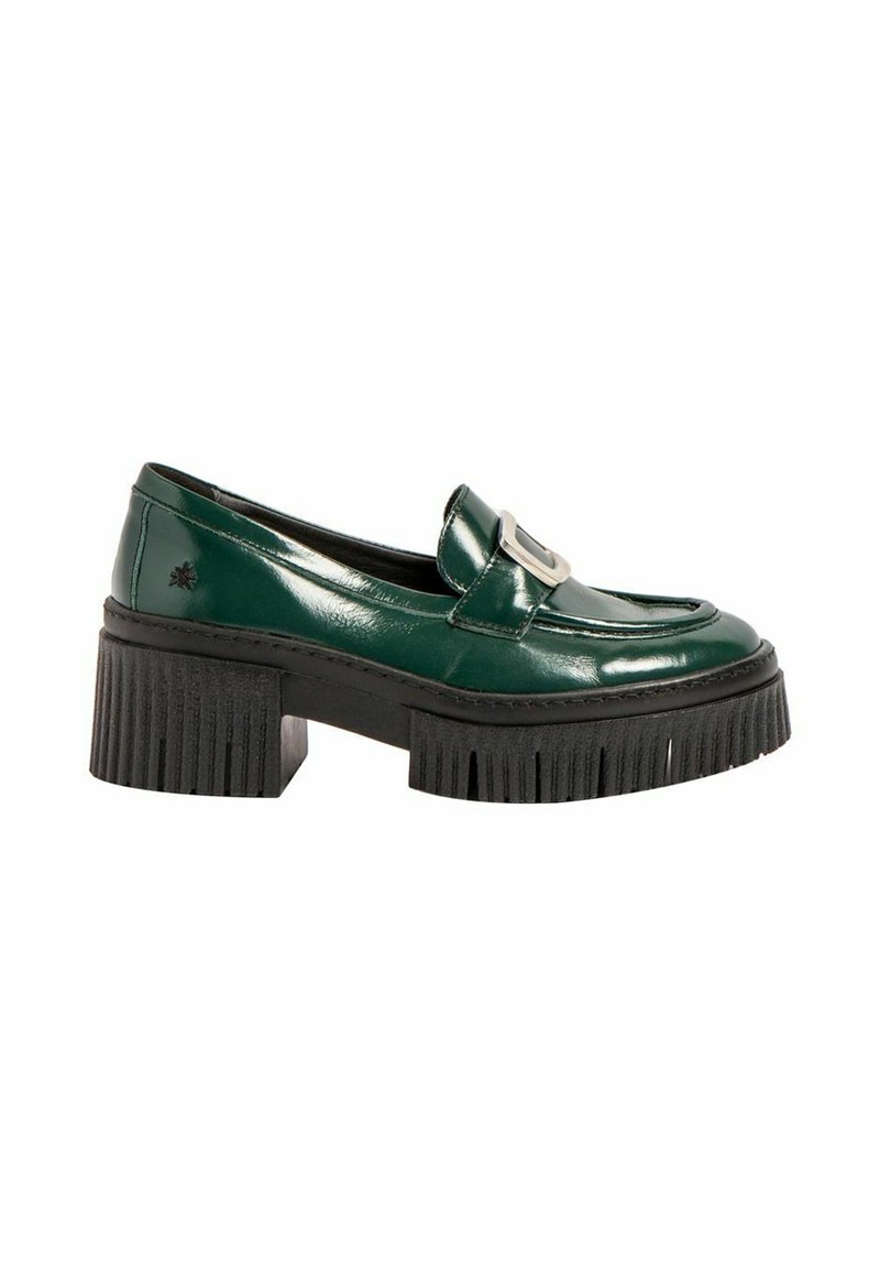 Mocasines de plataforma de cuero charol verde con puntera redondeada, costuras detalladas y una correa frontal prominente con hebilla plateada.