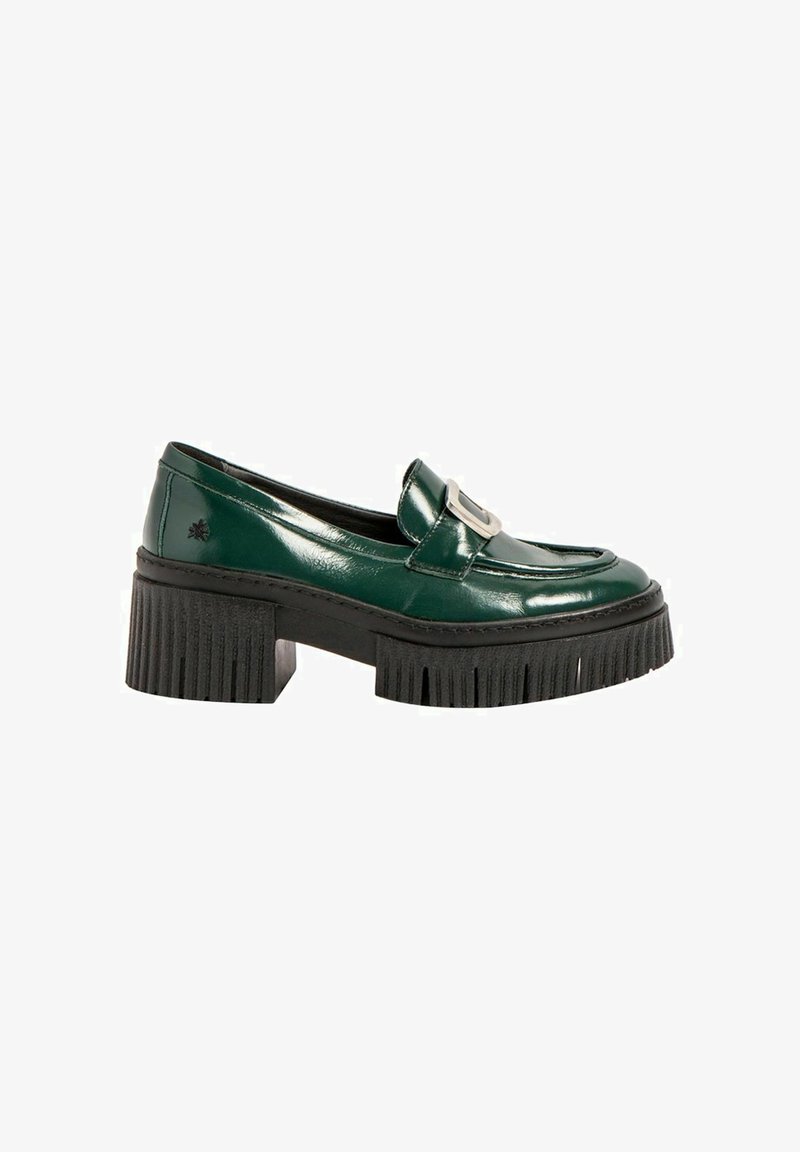 Mocasines de plataforma de cuero charol verde con puntera redondeada, costuras detalladas y una correa frontal prominente con hebilla plateada.