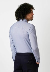 Hellblau kariertes Hemd mit langen Ärmeln und Knopfmanschetten, taillierter Schnitt, kontrastierende Muster und klassisches Kragendesign.