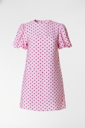 Ροζ φόρεμα με κοντά μανίκια και στρογγυλή λαιμόκοψη, με σχέδιο που αποτελείται από  πουά σε σκούρο ροζ. Φουσκωτά μανίκια και λεπτομέρεια κλεισίματος στο πίσω μέρος.