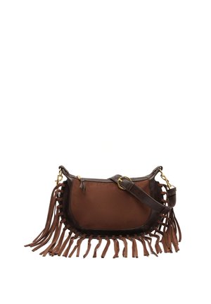 Hnedá semišová a kožená kabelka cez rameno so zlatým zapínaním, nastaviteľným popruhom a strapcami pozdĺž spodnej časti a strán.