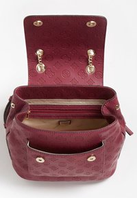 Sac à main bordeaux embossé avec quincaillerie dorée, doté d'une fermeture à cordon, de plusieurs poches intérieures et d'une texture en cuir lisse.