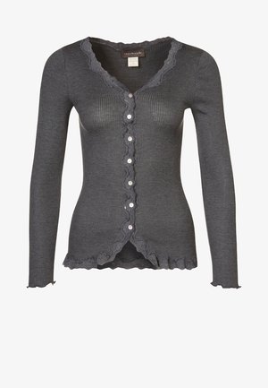 Grå ribbestrikket cardigan med lange ermer, bølgekant, frontlukking med knapper og seks dekorative knapper langs knappestolpen.