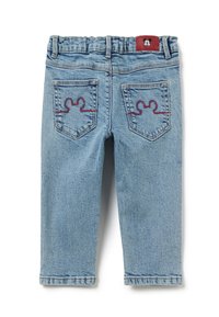 Pantalones vaqueros en azul claro con una cinturilla elástica. Presenta dos bolsillos traseros con bordado en forma de Mickey Mouse rojo. Diseño de pierna recta.