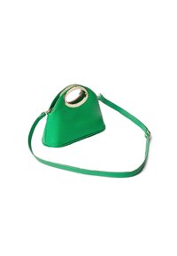 Borsa a mano in pelle sintetica verde con forma triangolare, accento in metallo circolare dorato e tracolla regolabile. Texture liscia.