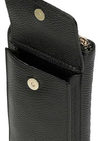 Portafoglio in pelle nera con superficie testurizzata, dotato di chiusura a pressione e diversi scomparti per carte all'interno. Design minimalista.