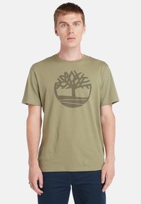 Timberland - KENNEBEC RIVER SS LOGO  - Print T-shirt - cassel earth grape leaf Thumbnail Image 1