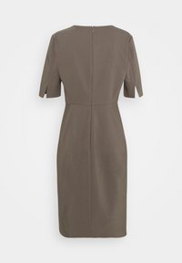 Robe taupe longueur genou avec manches courtes, fentes et fermeture éclair au dos.