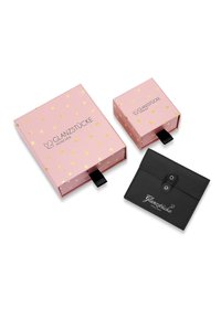 Dos cajas: una grande rosa con puntos dorados y un logo, y una caja rosa más pequeña con puntos dorados. Una cartera de cuero negro con dos cierres a presión.