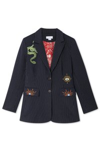 Jūreivio dryžuotas švarkas su žaliu gyvatišku siuvinėjimu kairėje petyje ir saulės ir akies motyvais kišenėse. Yra raudonas raštuotas pamušalas.