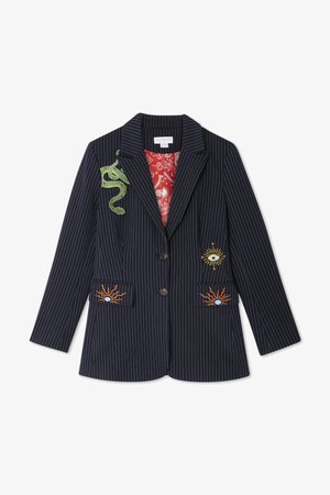 Marineblauwe pinstripe blazer met een groene slang geborduurd op de linkerschouder, en zon- en oogmotieven op de zakken. Heeft een rode patroonvoering.