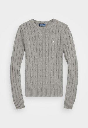 Pull gris clair à manches longues en maille torsadée, col rond et petit logo brodé sur le côté gauche de la poitrine.