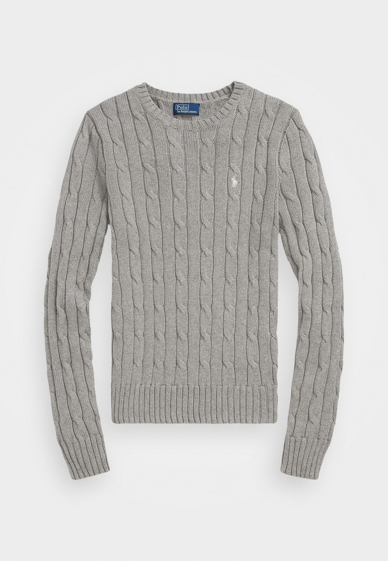 Pull gris clair à manches longues en maille torsadée, col rond et petit logo brodé sur le côté gauche de la poitrine.