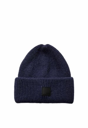 Bonnet tricoté bleu foncé avec un revers plié et un petit patch logo carré noir au centre devant.