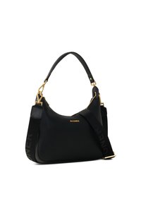 Bolso de mano de cuero negro con una textura suave, forma curva, herrajes dorados y una correa desmontable con letras en negrita.