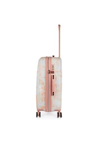 Maleta rígida de color blanco con un sutil patrón naranja. Presenta un cierre de cremallera rosa, un mango extensible y cuatro ruedas giratorias para facilitar la movilidad.