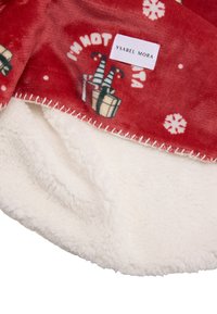 Manta de forro polar roja con patrones de copos de nieve blancos y diseños de regalos coloridos. Cuenta con un forro suave de piel sintética blanca y una etiqueta impresa.