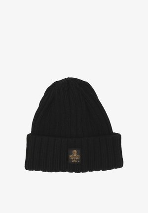 Berretto a maglia nero con una texture a coste e un risvolto. Presenta una piccola etichetta rettangolare in oro e nero sulla parte anteriore.