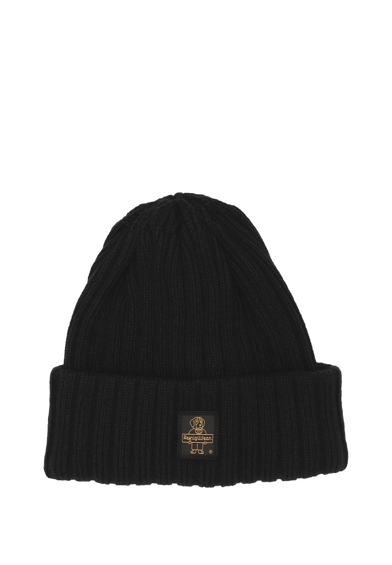 Berretto a maglia nero con una texture a coste e un risvolto. Presenta una piccola etichetta rettangolare in oro e nero sulla parte anteriore.