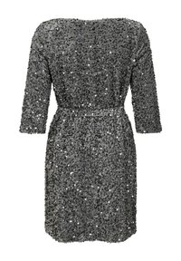 Robe grise à manches courtes recouverte de sequins, avec un col rond et une taille cintrée, présentant une texture lisse et une finition brillante.