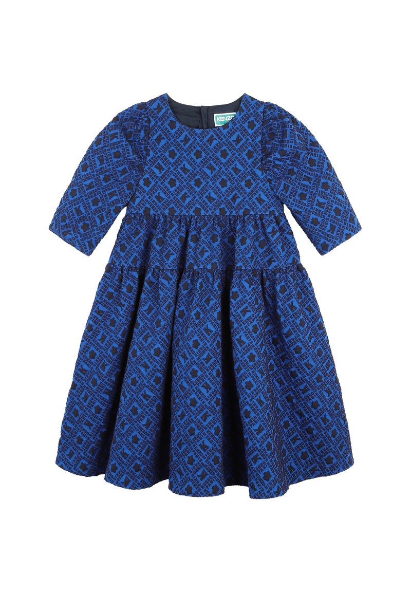 Robe à motifs bleus avec des manches longues, une jupe évasée et un col rond avec une fermeture éclair au dos. Illusion de texture sur l'ensemble.