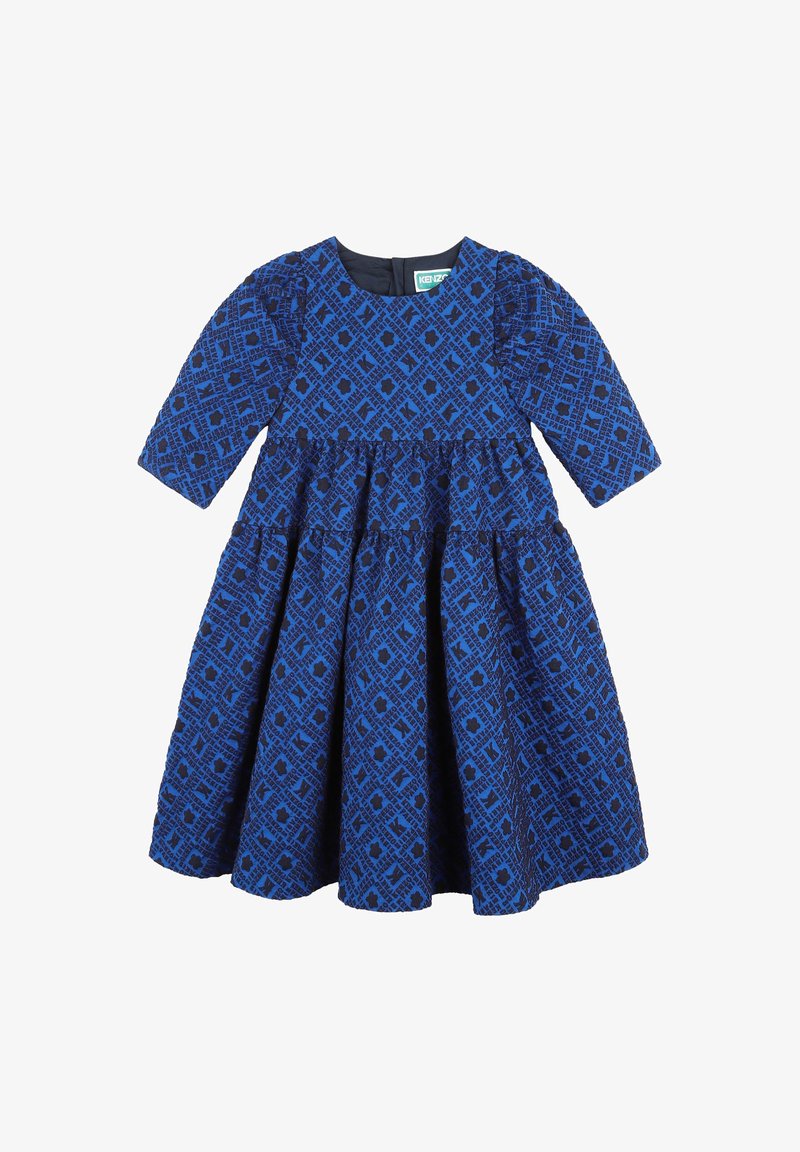 Robe à motifs bleus avec des manches longues, une jupe évasée et un col rond avec une fermeture éclair au dos. Illusion de texture sur l'ensemble.