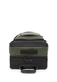 Bolsa de viaje tipo duffel en verde oscuro y negro. Presenta un mango resistente, cierres de cremallera y un candado combinado. Material texturizado con gran capacidad.