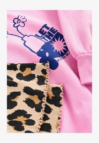 Selected, pink/animal