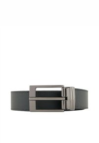 Cintura nera con texture, dotata di una fibbia metallica a doppia punta in finitura argentata lucida, che mette in risalto un design moderno e un aspetto elegante.