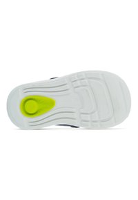 Sole di scarpa in gomma bianca con un motivo texturizzato e un inserto di imbottitura gialla brillante nell'area del tallone.