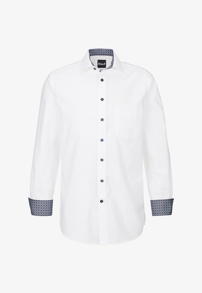 Camicia bianca a maniche lunghe con un bordo blu decorato ai polsini e al colletto, dotata di bottoni scuri e di una singola tasca sul petto.