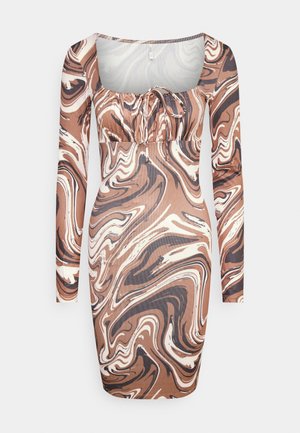 Vestido de mangas compridas com decote quadrado, frente franzida e um padrão de mármore espiralado em tons de castanho e creme em tecido canalizado. Design justo.