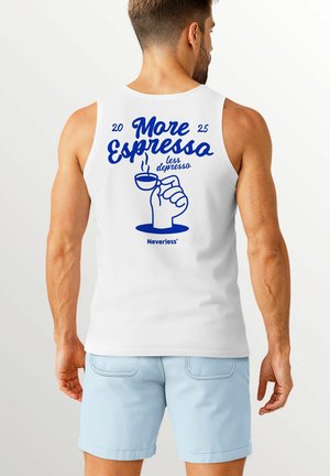 Weißes ärmelloses Tanktop mit blauer Grafik, das eine Hand zeigt, die eine Kaffeetasse hält, mit dem Schriftzug "Mehr Espresso, weniger Depresso" und einem Jahr.