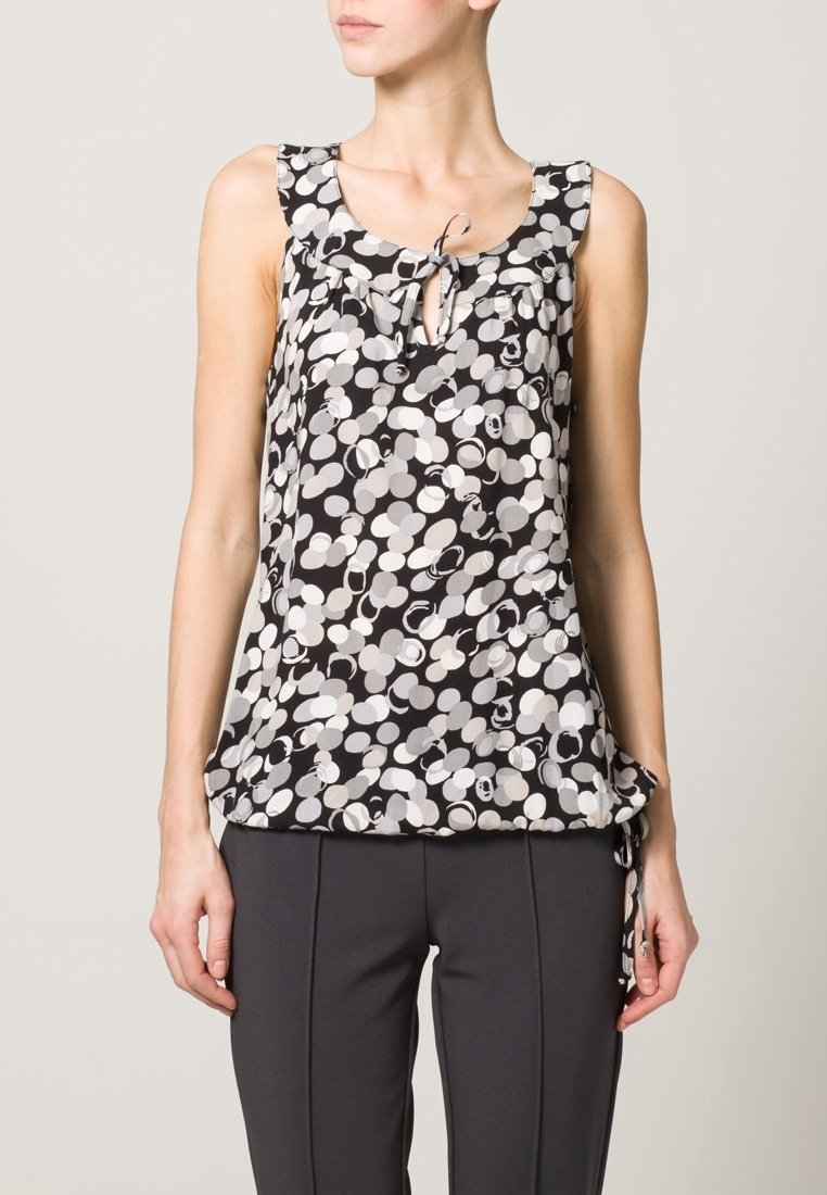 Sukienka bez rękawów w kolorze czarnym z białymi i szarymi okrągłymi wzorami, z wiązaniem na szyi i falbaniastymi akcentami na ramionach, wykonana z lekkiego materiału.